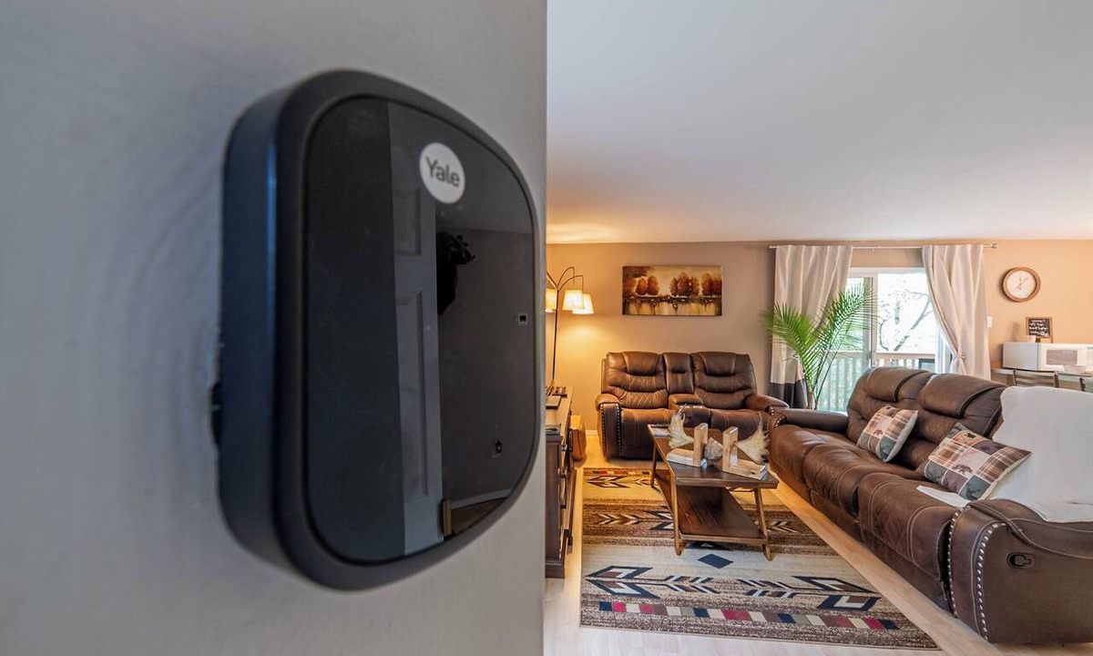 Northeast Anchorage Condo | Semi-Secluded Lodge Style: King Bed, Garage, Laundry, WiFi