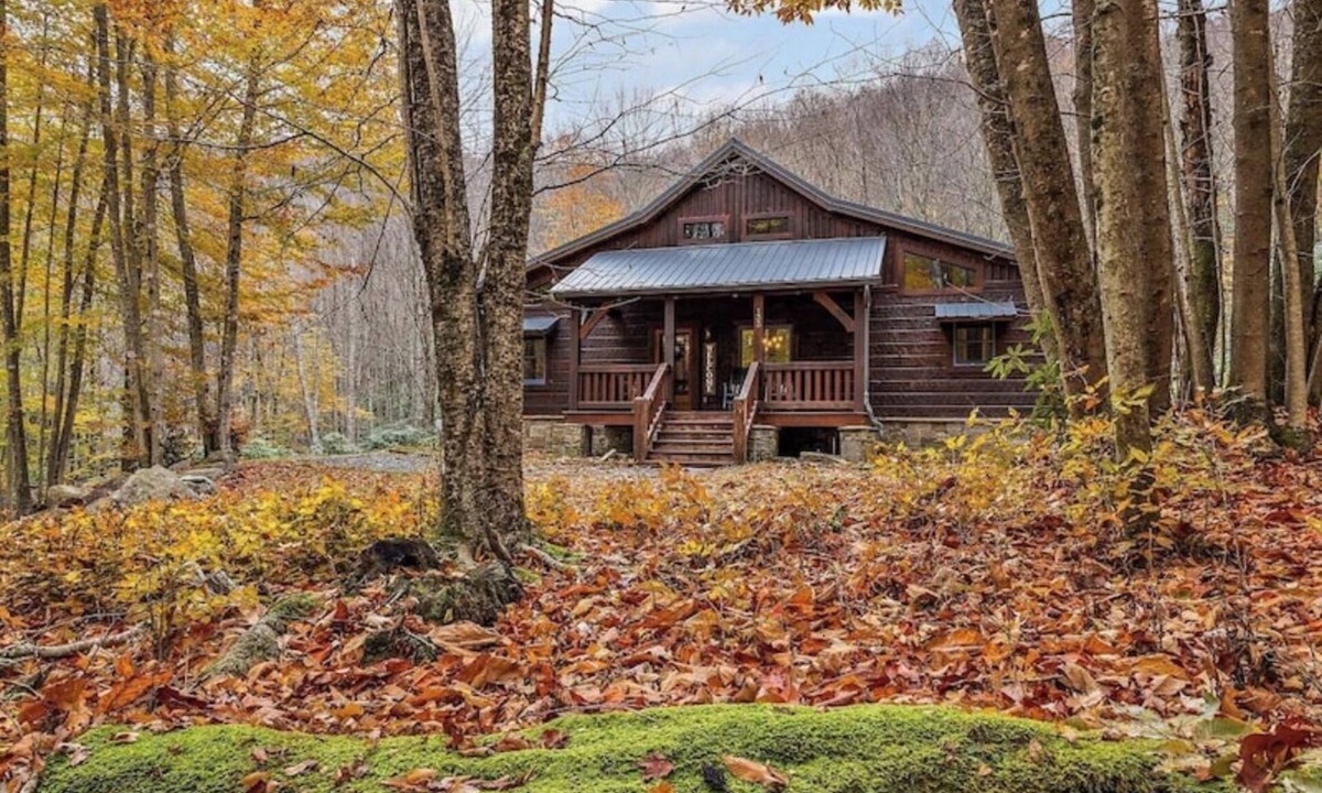 Beech Mountain Cabin | Serene 2-bedroom cabin with AC in Beech Mountain, hot tub Large Deck, Fire place