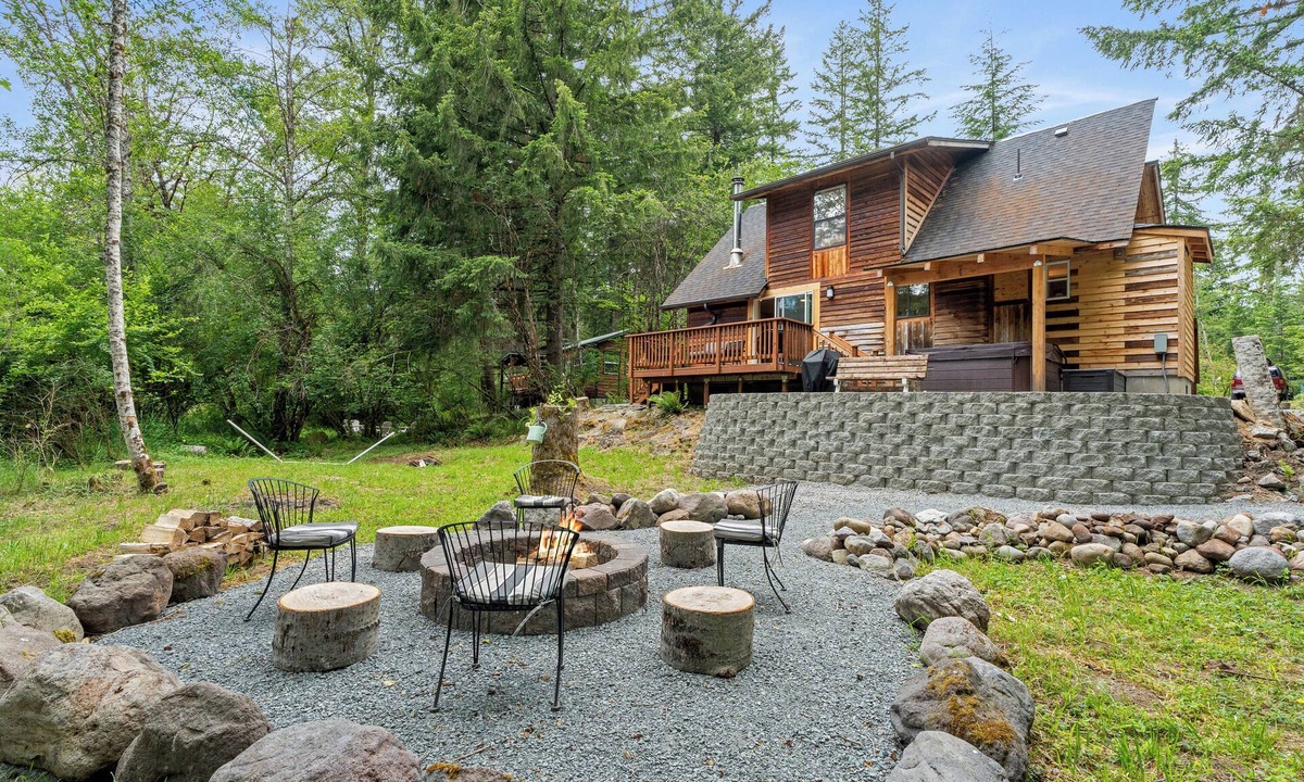 Paradise Estates Cabin | Serene Creekside Cabin 10 Min from entrance to Mt. Rainier! SLEEPS 8