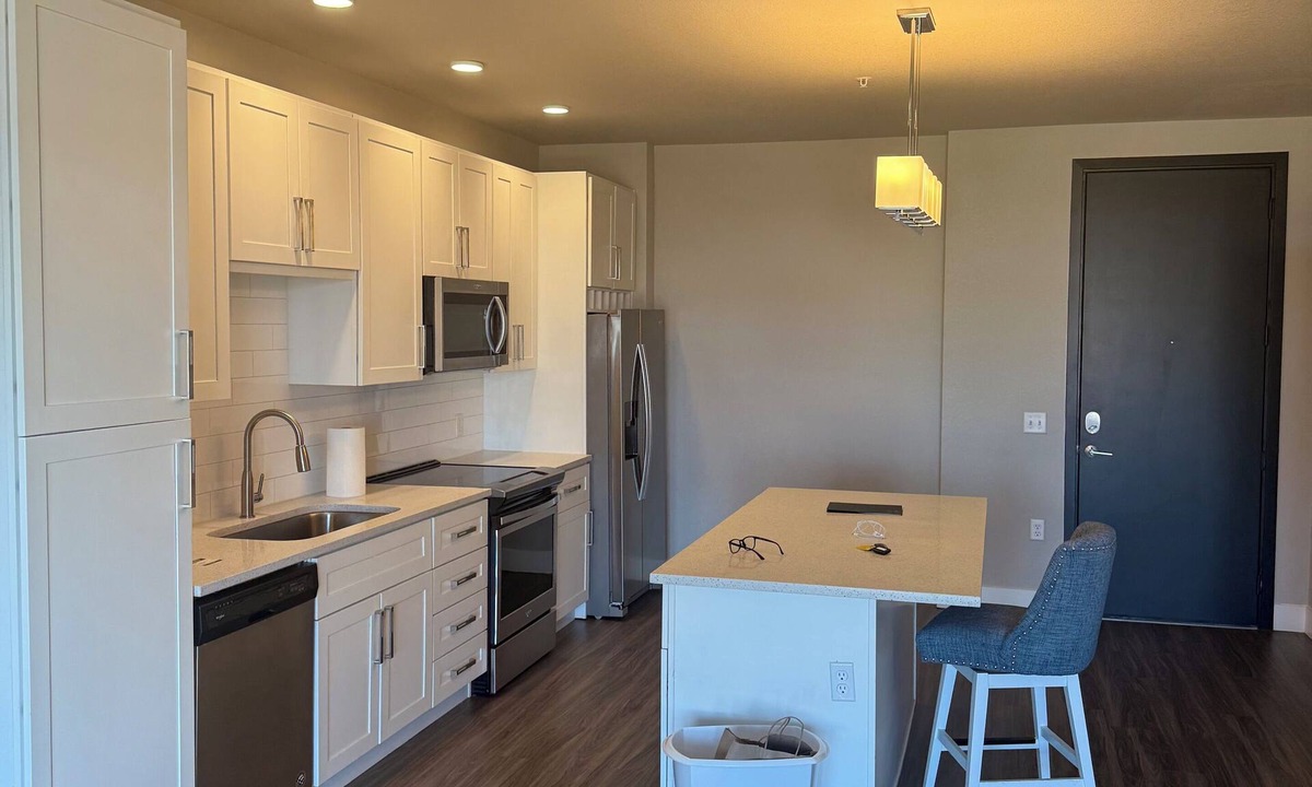 Englewood Apartment | Short term lease 4-6 week. Cozy 1-bedroom furnished apartment with AC.