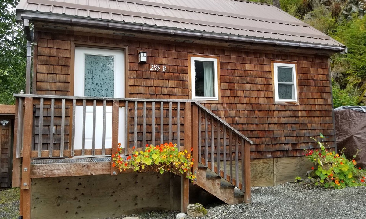 Juneau Cottage | Sitka Rose - Cabin, minutes from airport & ferry - self check-in