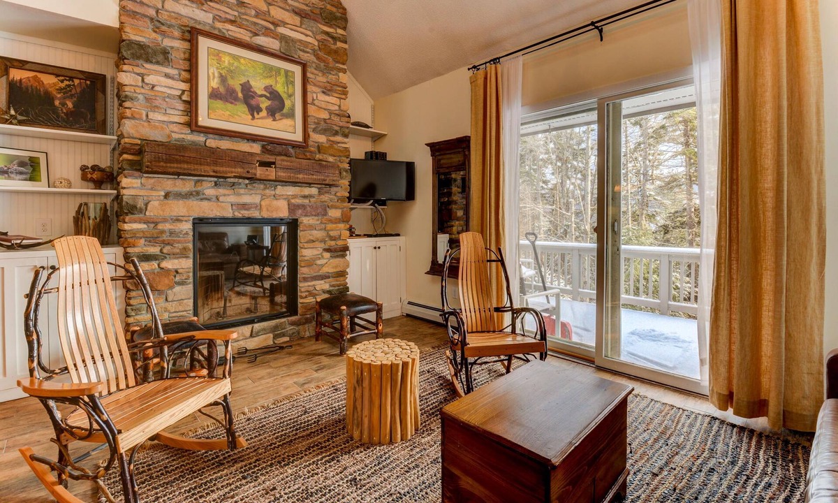 Carroll Condo | SKI IN/SKI OUT, BRETTON WOODS TOWNHOUSE, MOUNTAIN VIEWS!
