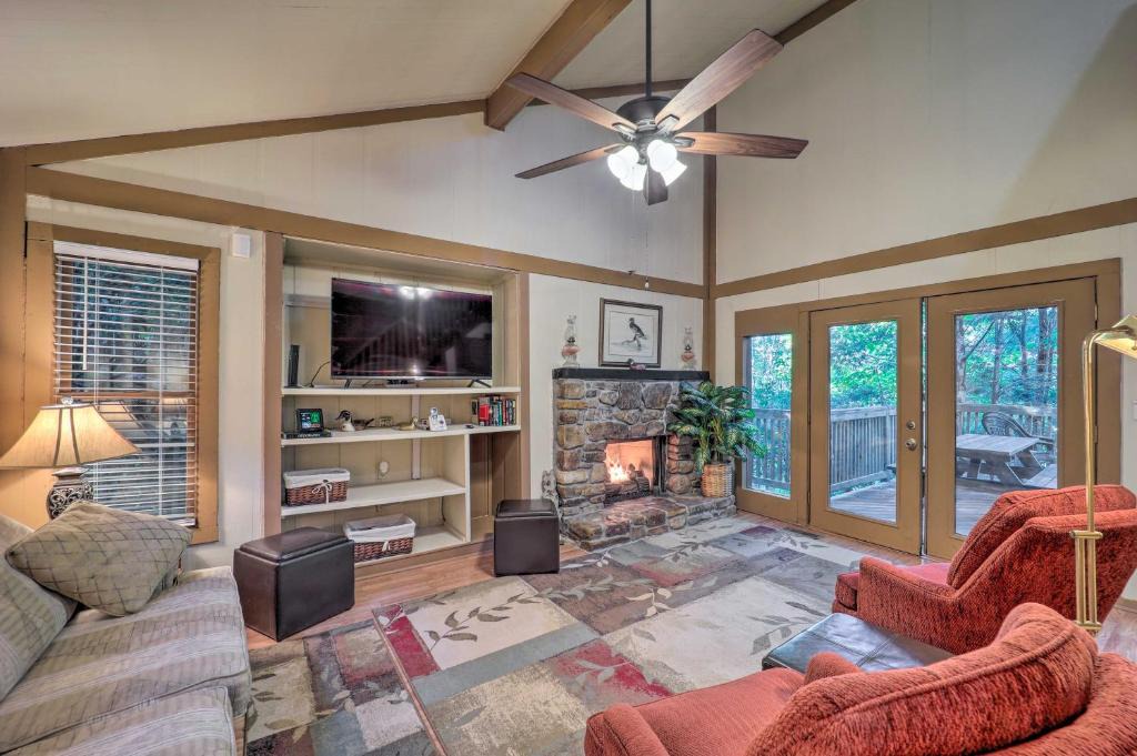 Beech Mountain House | Ski Resort Cabin w/Deck in Beech Mountain!