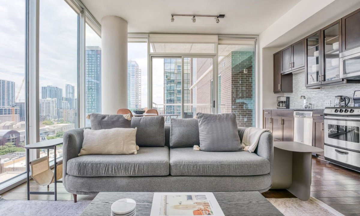 Waller Creek District Apartment | Sleek Downtown Austin 1BR w/Gym, Pool & W/D, nr Rainey St, by Blueground