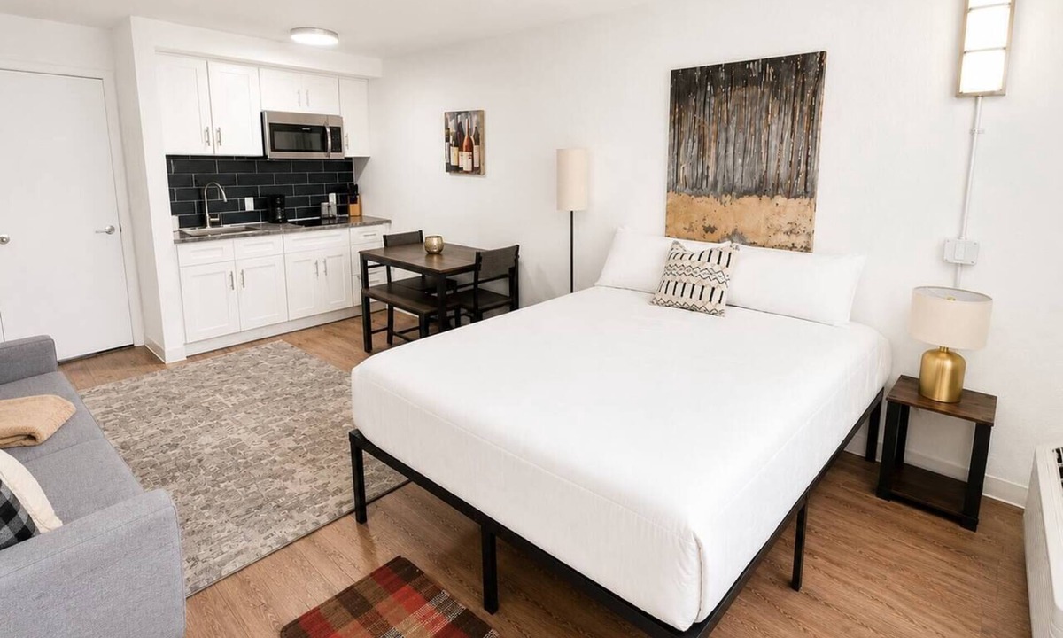 St. Johns Apartment | Sleepover | Serene Studio + Gym - Austin TX
