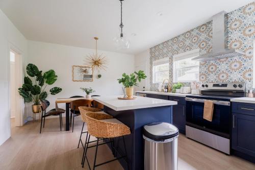 Judkins Park House | Sleeps 12 3 Kitchen Walk to Link Light Rail