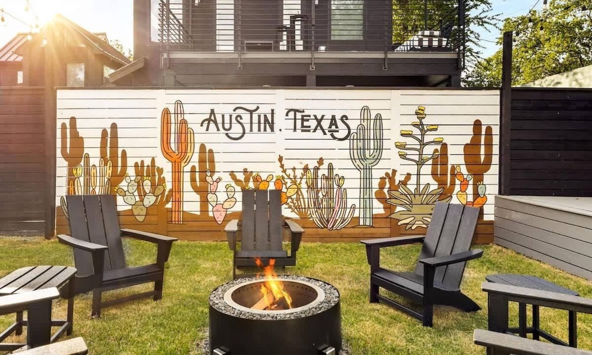South Lamar House | Sleeps 12, Pool, Games, Fun, Mins from Downtown