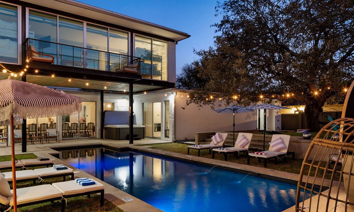 Highland Park West House | Sleeps 22+ - 15min ATX & Lake - Theater, Arcade, Sauna, Pool