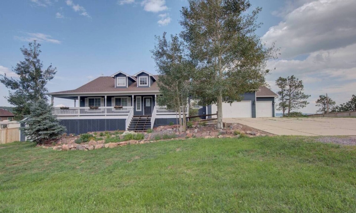 Monument House | Sleeps 25 Raspberry Mountain Farmhouse