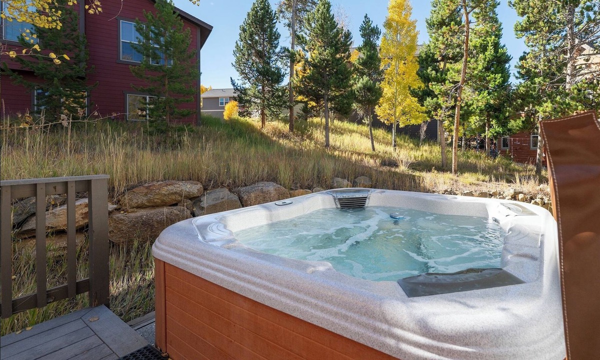 Granby Ski Chalet | Slope Side Lodge: Cozy Ski-In Ski-Out Lodge + Private Hot Tub at GR
