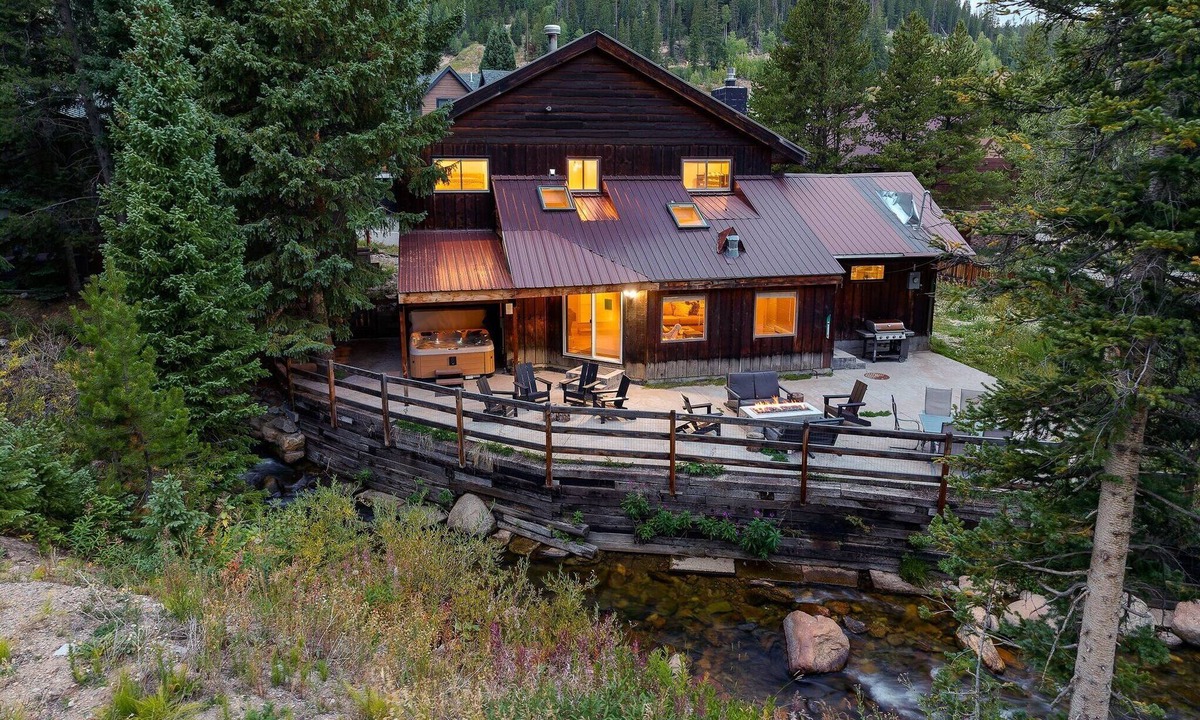 Old Town House | Slopeside River Front Chalet I HotTub I Firepit I Views I Game Room I Bunks I Discounted Attractions