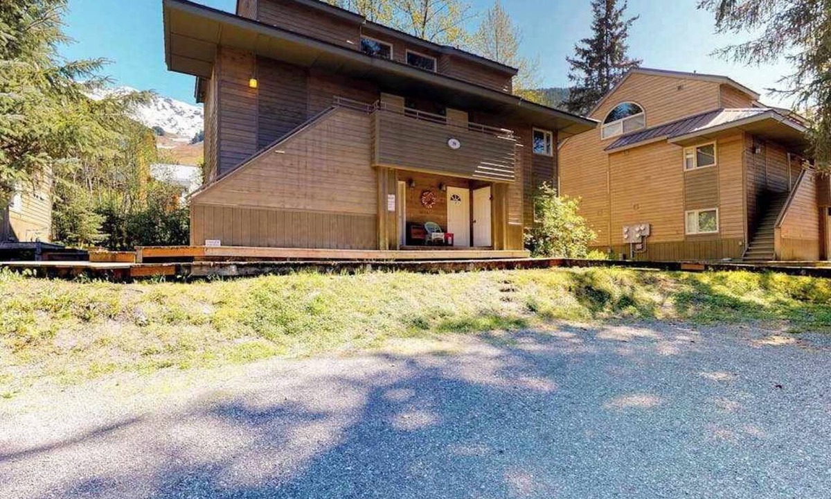 Alyeska Condo | Snowbird #170-D | Central Girdwood | Fireplace