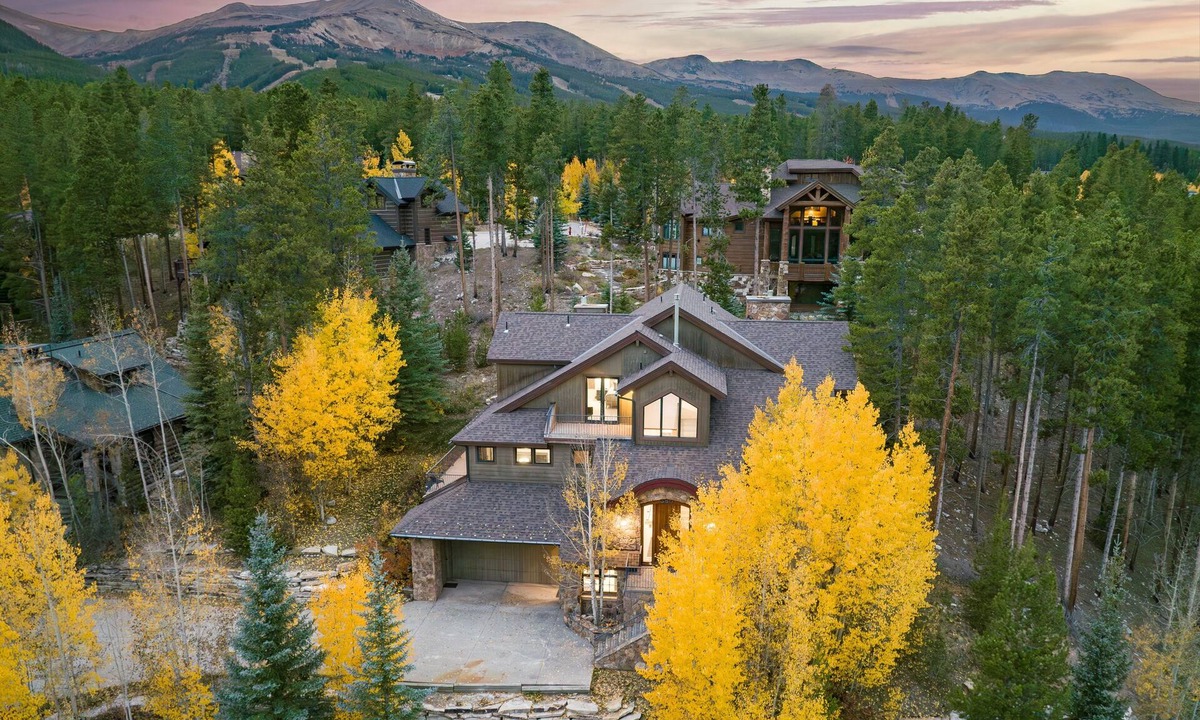 Four O'Clock House | Snowflake Lodge: Sleeps 20, 6 Ensuite Bedrooms