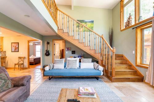 Greater South River City House | SOCO, Big 5BR, SwimSpa-seats 10, Sauna, 7 Beds