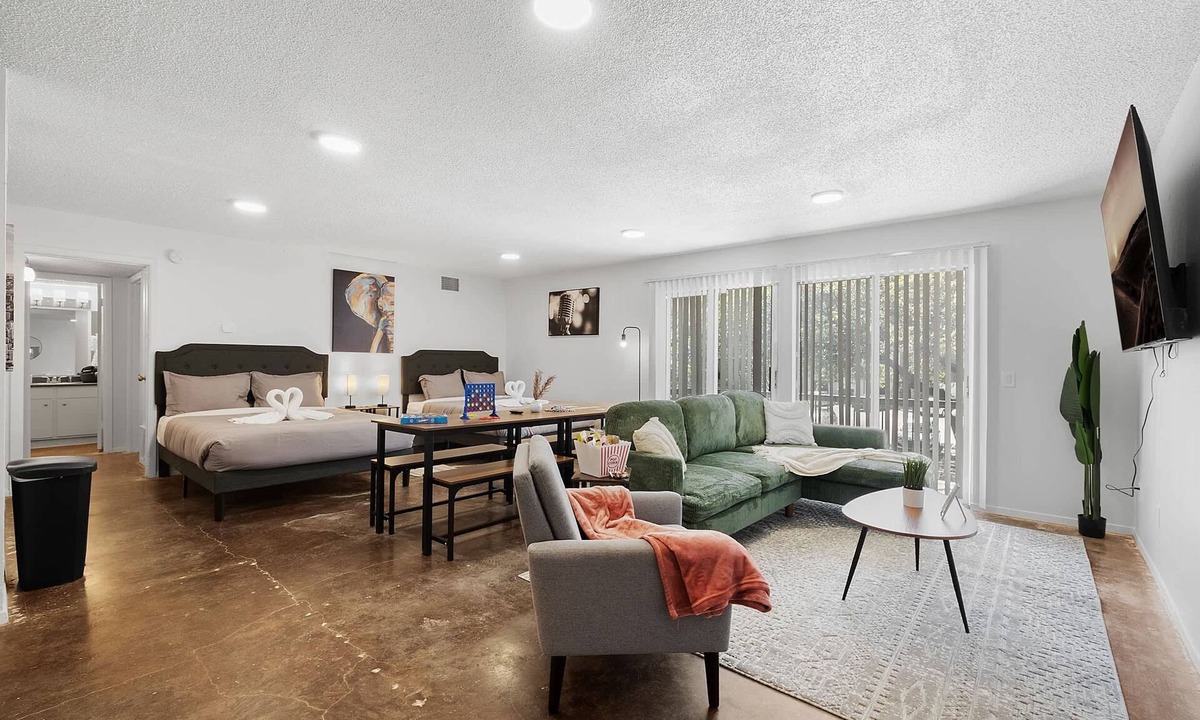 Bouldin Apartment | SOCO FUN HOUSE |Sleeps 10 |Free Pkg |Downtown