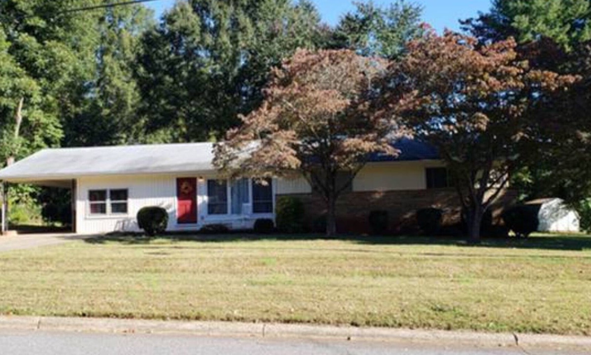 Statesville House | ★★★★★ Southern Comfort Statesville ★★★★★