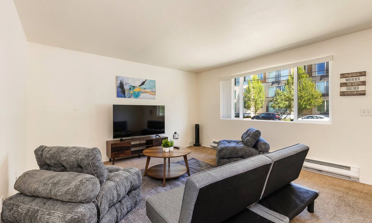 Picnic Point-North Lynnwood House | Spacious 2BR Duplex | Family & Group Friendly
