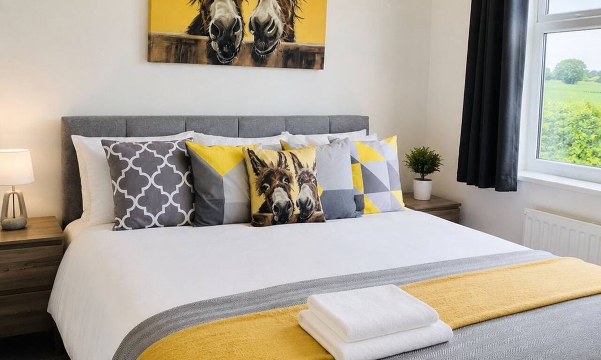 Coxhoe Apartment | Spacious 3 bed, 2 min drive from amazon and A1