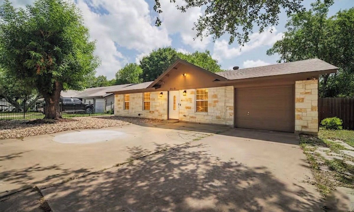Franklin Park House | Spacious 3BR Family-Friendly, Big Yard, Game Table Near I-35