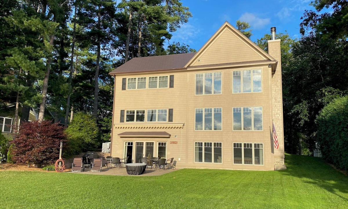 Lochmere House | Spacious 5-bedroom retreat on Lake Winnisquam