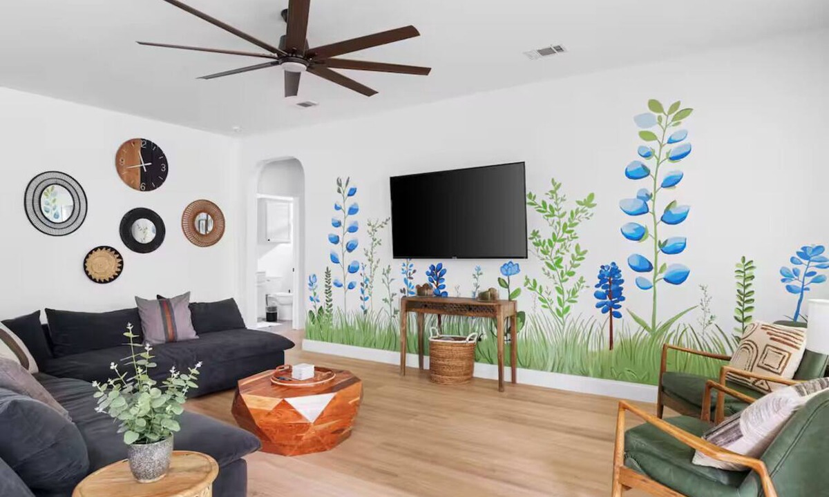 East MLK House | Spacious 6-BR Austin Oasis near River & Downtown