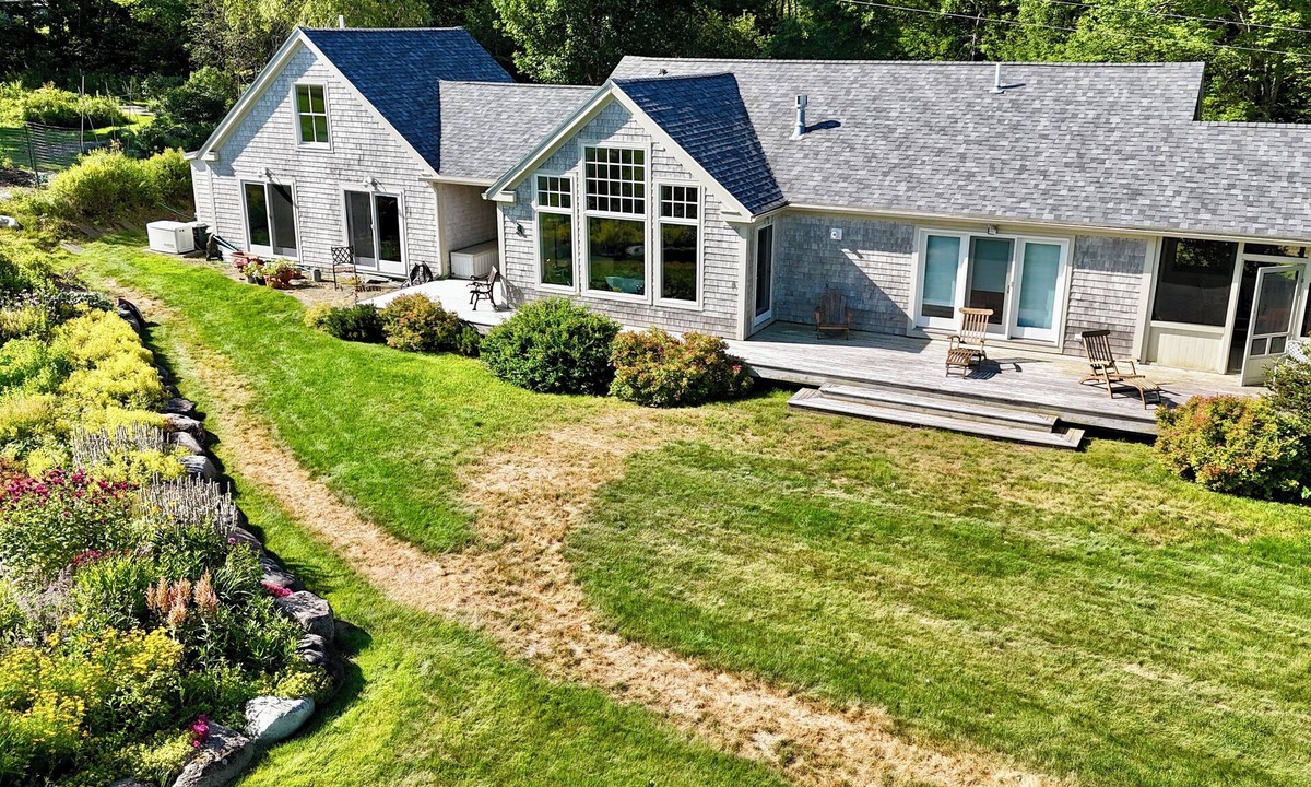 Penobscot House | Spacious, bright, oceanfront house on the Blue Hill Peninsula.