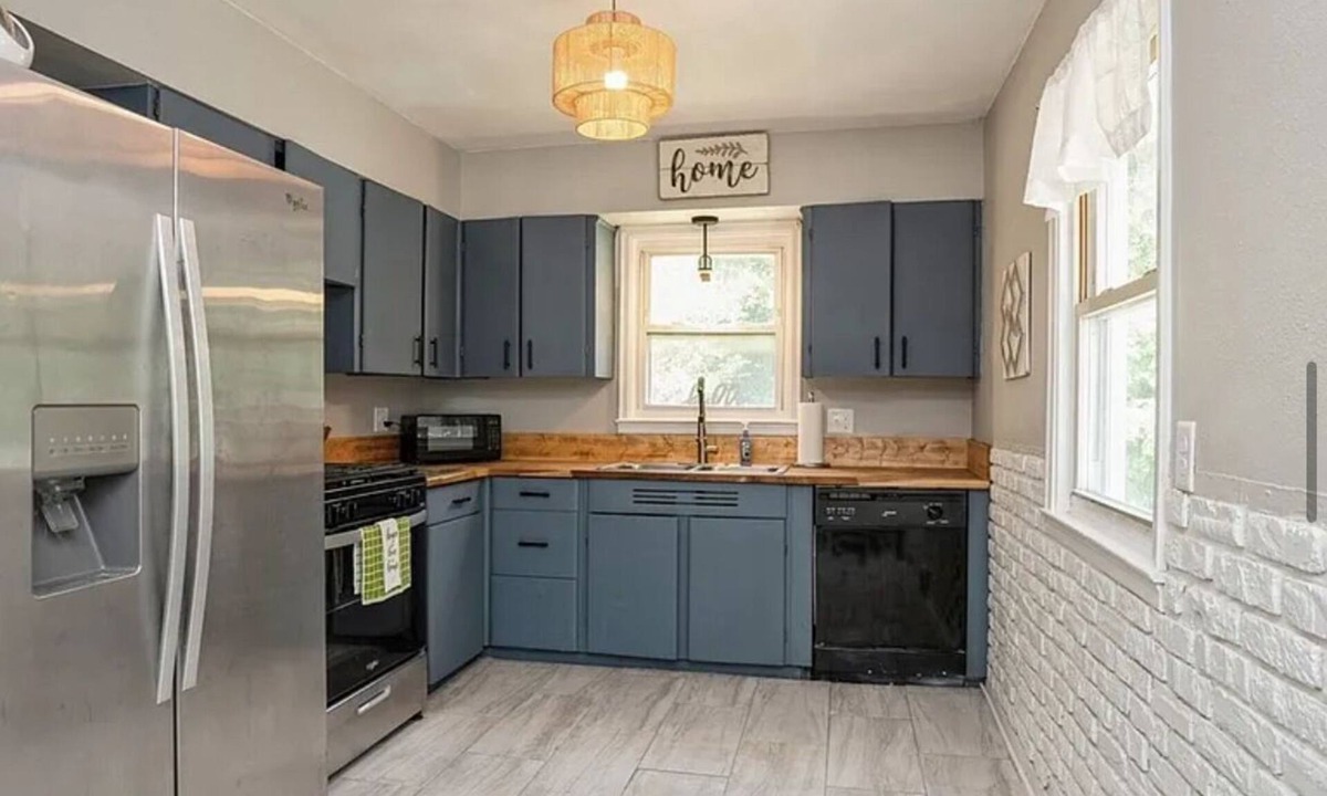 Des Moines House | Spacious house sleeps 12 in Des Moines, pet & family friendly