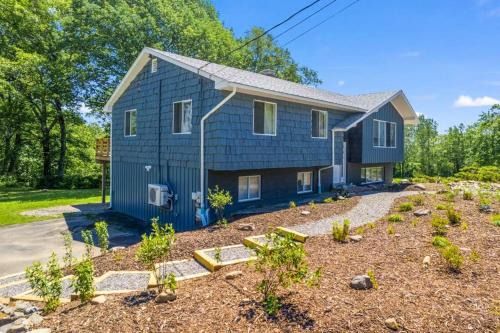 Cushing House | Spacious House with Modern Comforts and Nature