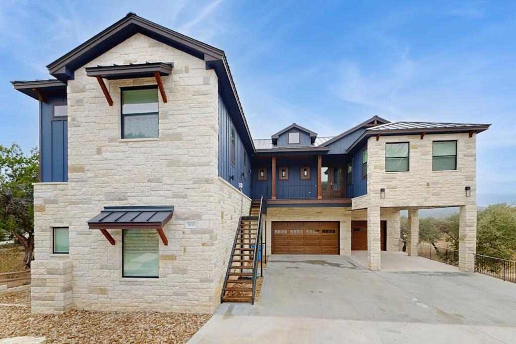 Point Venture House | Spacious House with Ping-Pong and Pool Table, Balcony with Water and Sunset View