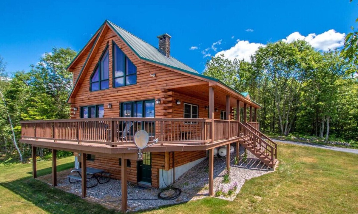 Brownfield House | Spacious Log Home Overlooking 40 White Mnt Peaks with Extreme Privacy: Host Weddings