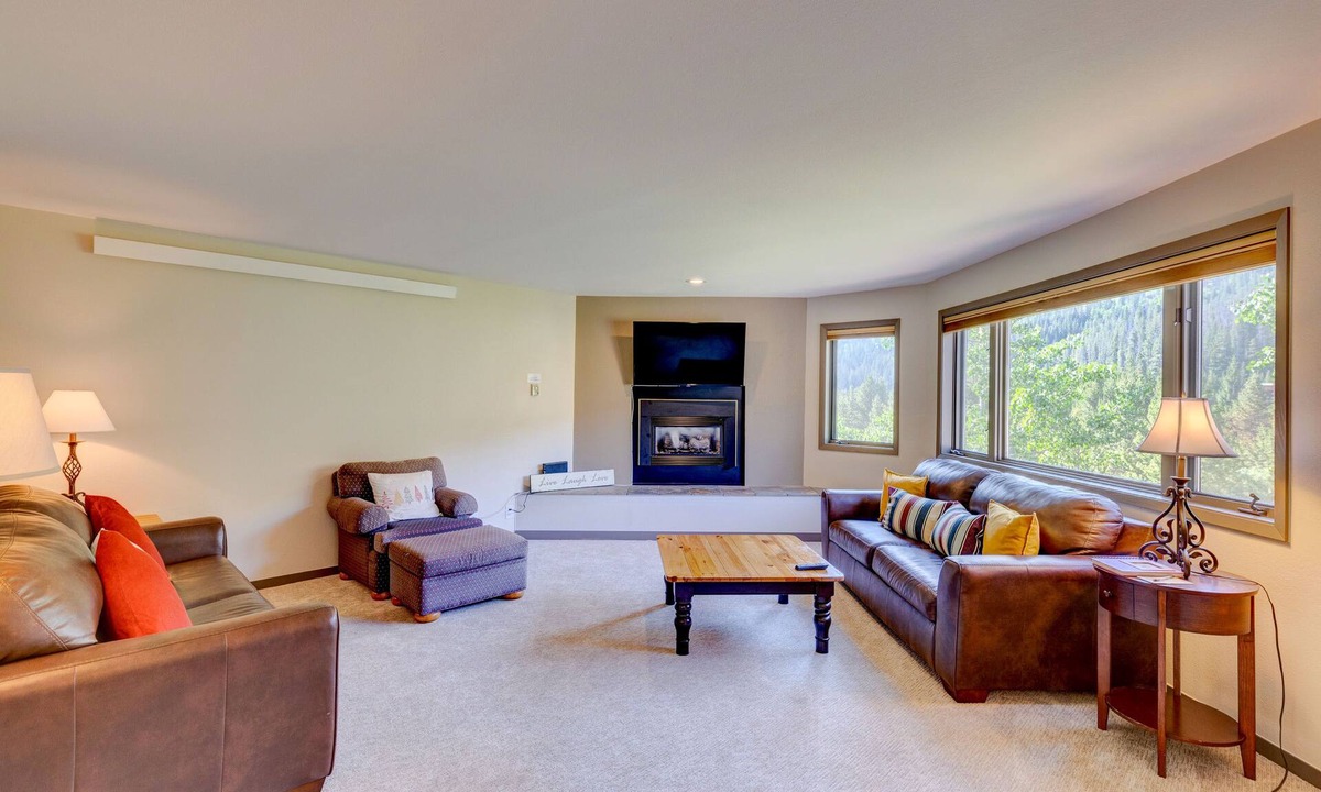 Mountain House Condo | Spacious Mountain Condo/Walking Distance to Lifts/Hot Tub Access