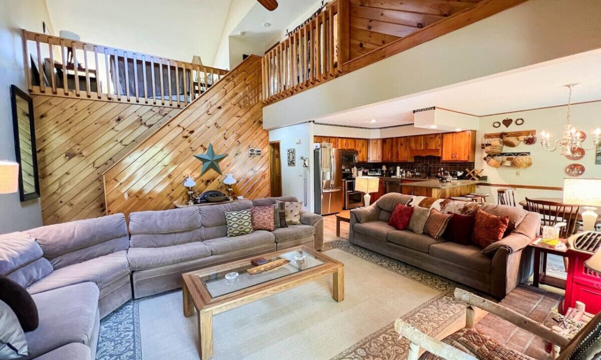 North Conway Villa | Spacious North Conway Home | Home Theater + Games