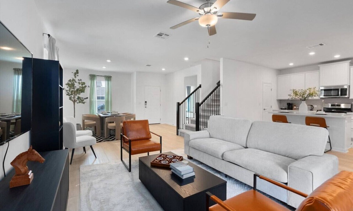 Del Valle House | Spacious SE Austin Retreat - Near F1, Tesla, COTA, ABIA - Perfect for Groups