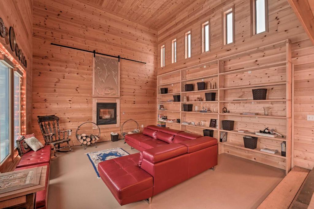 Ridgeway House | Spacious Soldotna Home w/Mackey Lake Views!
