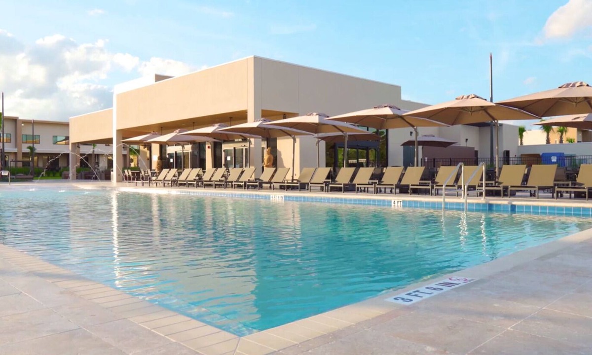 Florida Central Atlantic Coast House | Spectacular 4BR/4.5Bath Home/Near Disney/Wi-Fi/Parking/BBQ/Heated Pool Shared