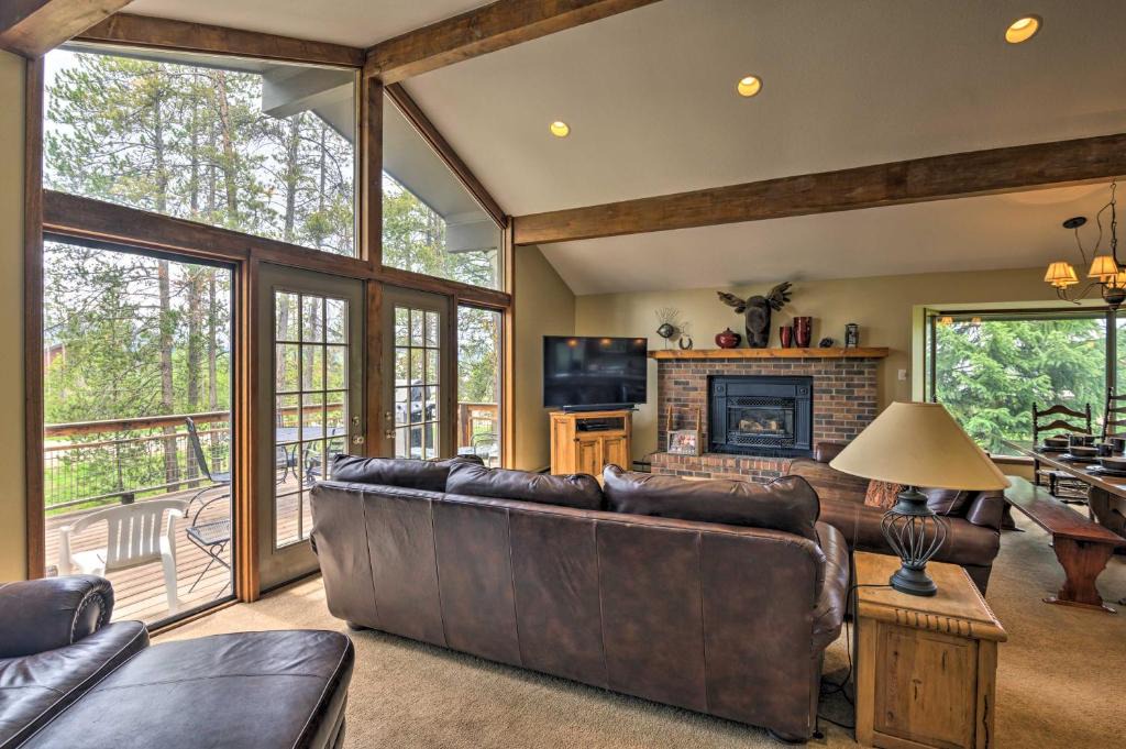 Fraser House | Sprawling Fraser Cabin w/Private Hot Tub & Deck!