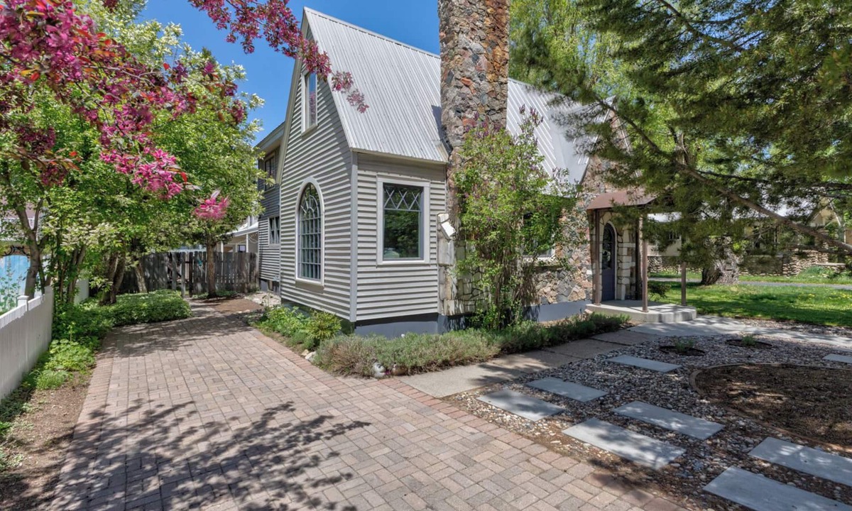 Old Town House | Steps From Downtown| Monthly Rentals| On Bus Route