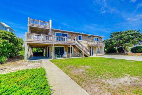 Emerald Isle House | Steps to Beach: Bright Emerald Isle Retreat