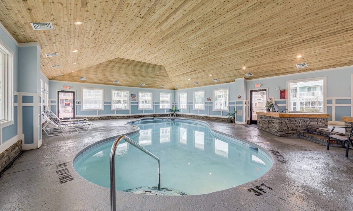Emerald Isle Apartment | Steps to Beach! Emerald Isle Condo w/Ocean View