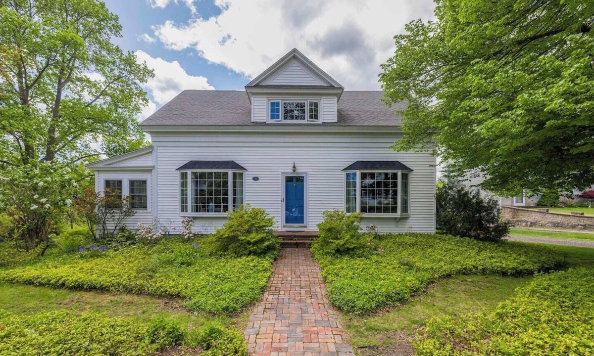 Kennebunk House | Steps to Dock Square and under a Mile to Beach