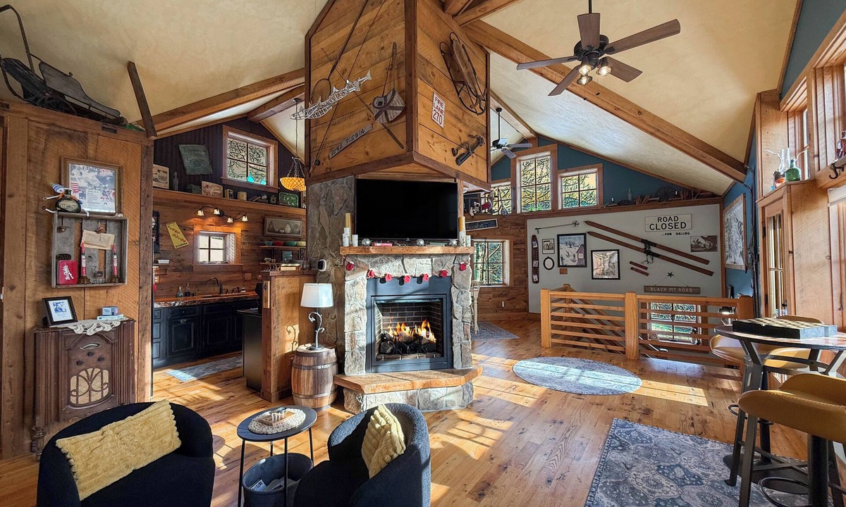 Jackson House | Story Land, Jackson Village, Ski-in Ski out Black Mtn, Private Views Cozy Charm
