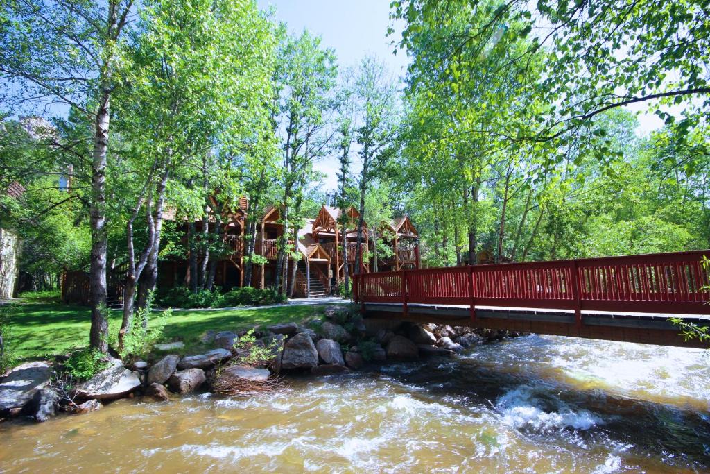 Estes Park Hotel | Streamside on Fall River