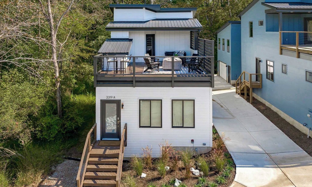 Durham House | Stunning Rooftop Deck Near Downtown Durham