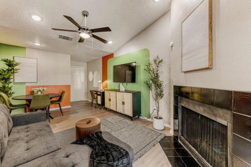Austin Apartment | Stylish City Getaway 2B - Sleeps 6 - Pool, Prkg