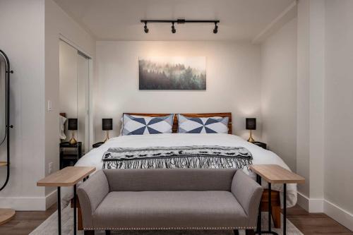 Downtown Anchorage Apartment | Stylish Downtown Anchorage Stay- King Bed plus Kitchen