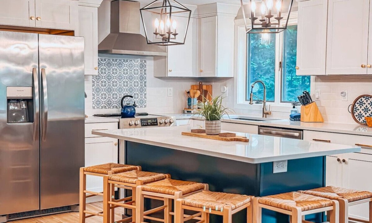 Bartlett House | Stylish Retreat: Ski & Village Bliss Awaits!