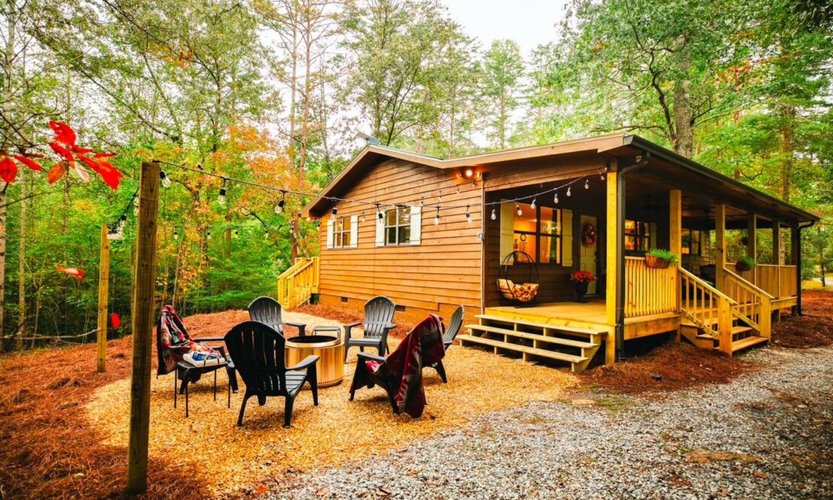 Dahlonega Cabin | Sugar Pine Cabin-2 bed with firepit, WiFi, near downtown Dahlonega & wineries