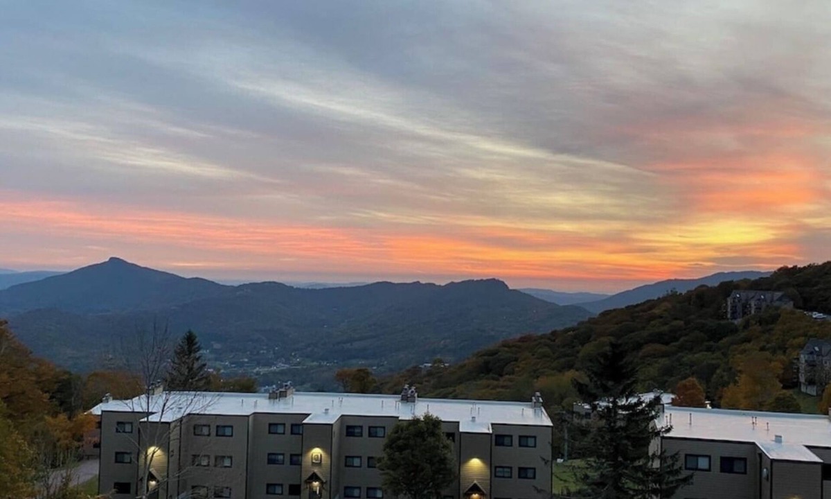 Sugar Mountain Apartment | Sugar Ski in/out 1BR 1BA views/pool/sauna/hot tub