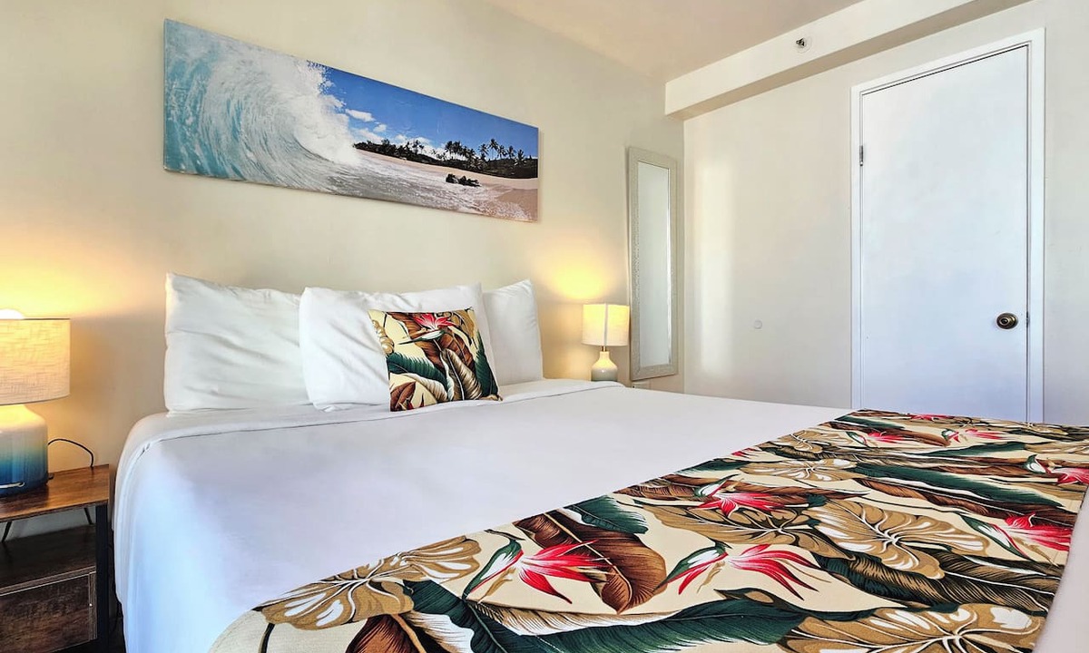 Waikiki Apartment | Suite 422 at the Waikiki Grand Hotel® Queen Bed & SofaBed
