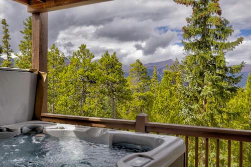 Woodmoor House | Sun Breck Lodge - Panoramic Mountain Views Hot Tub